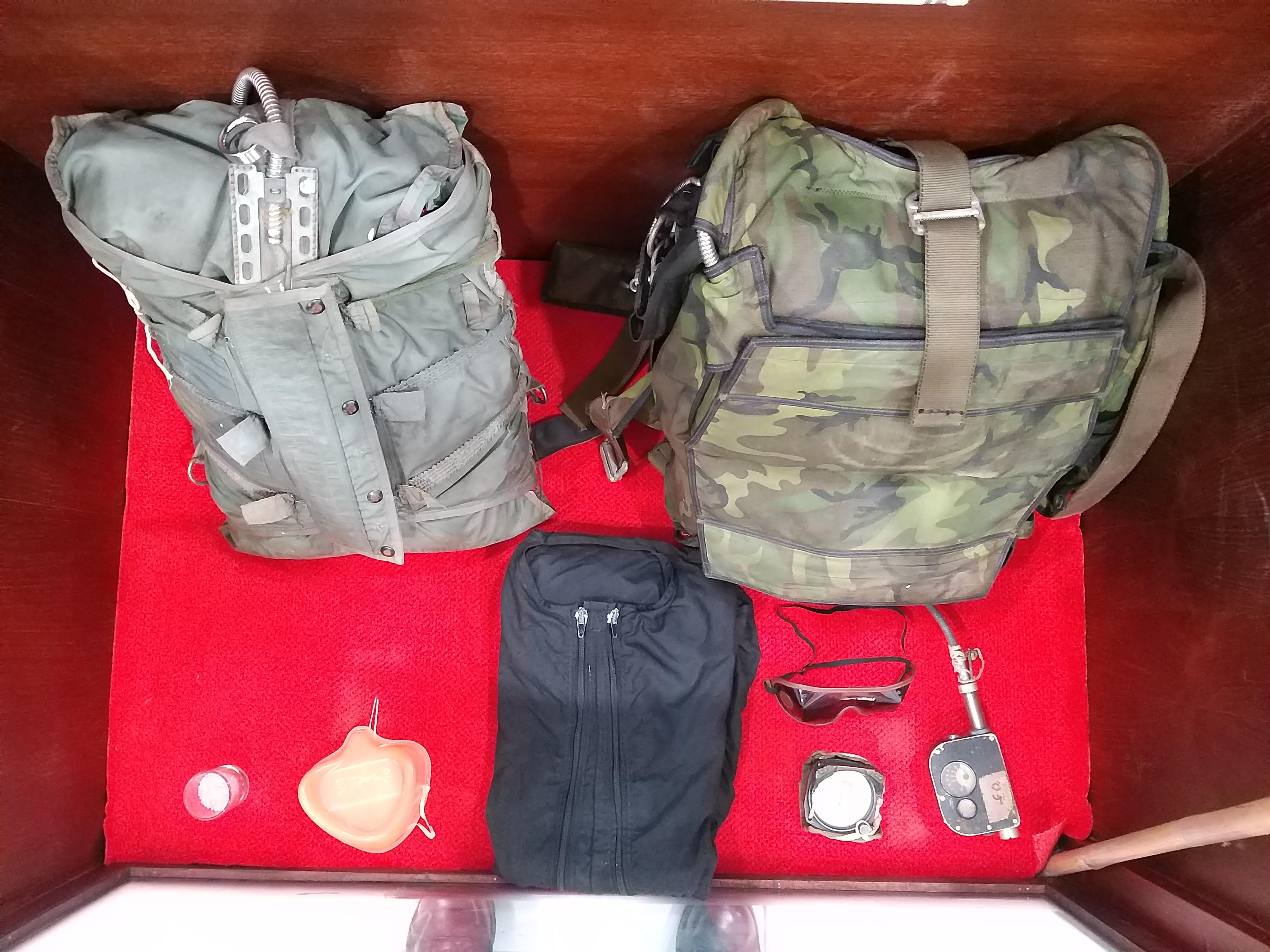 Payung Freefall Militeri dan perangkatnya