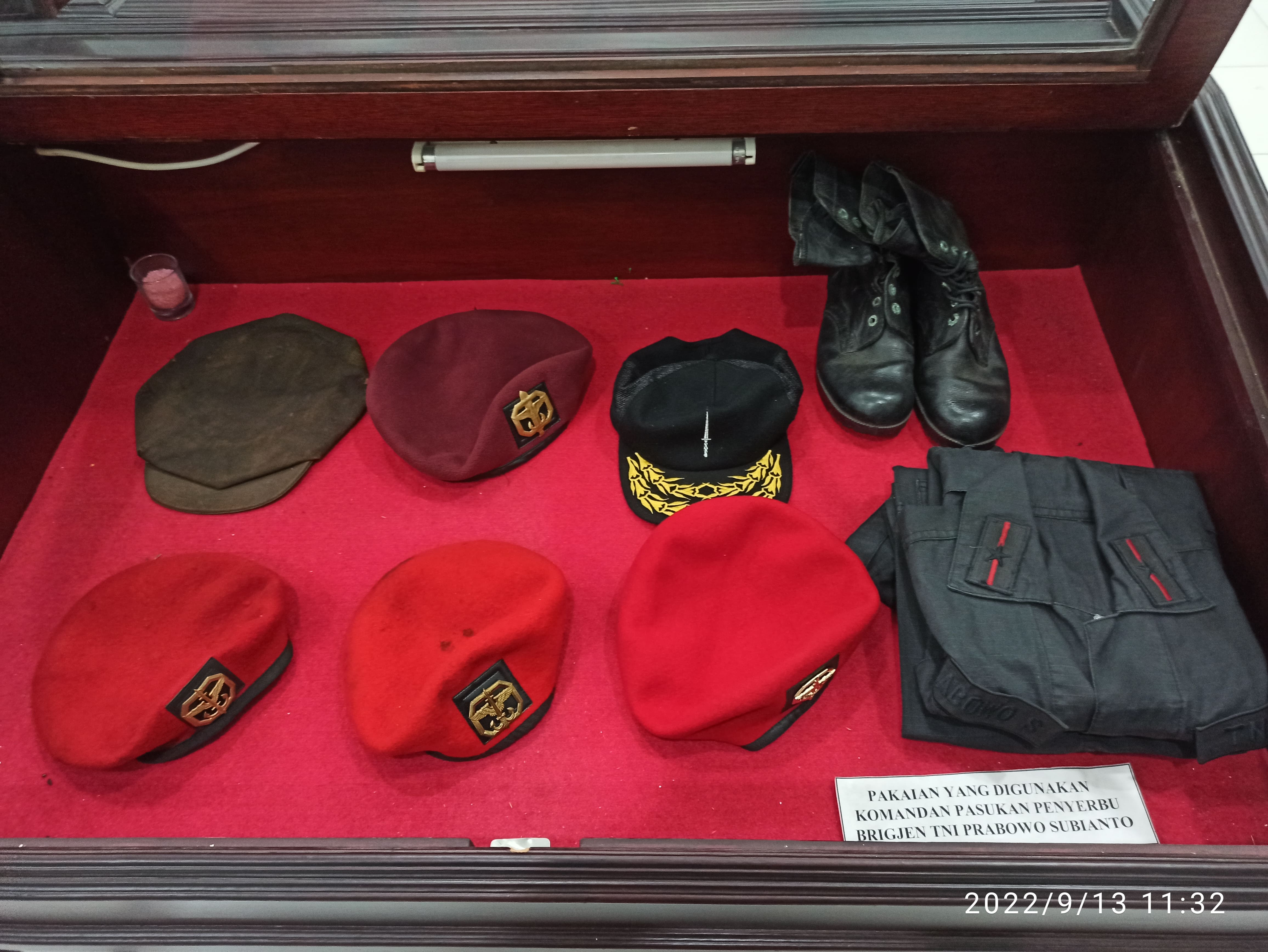 Baret dan pakaian Komandan ke 15 saat Ops Mapenduma 1996
