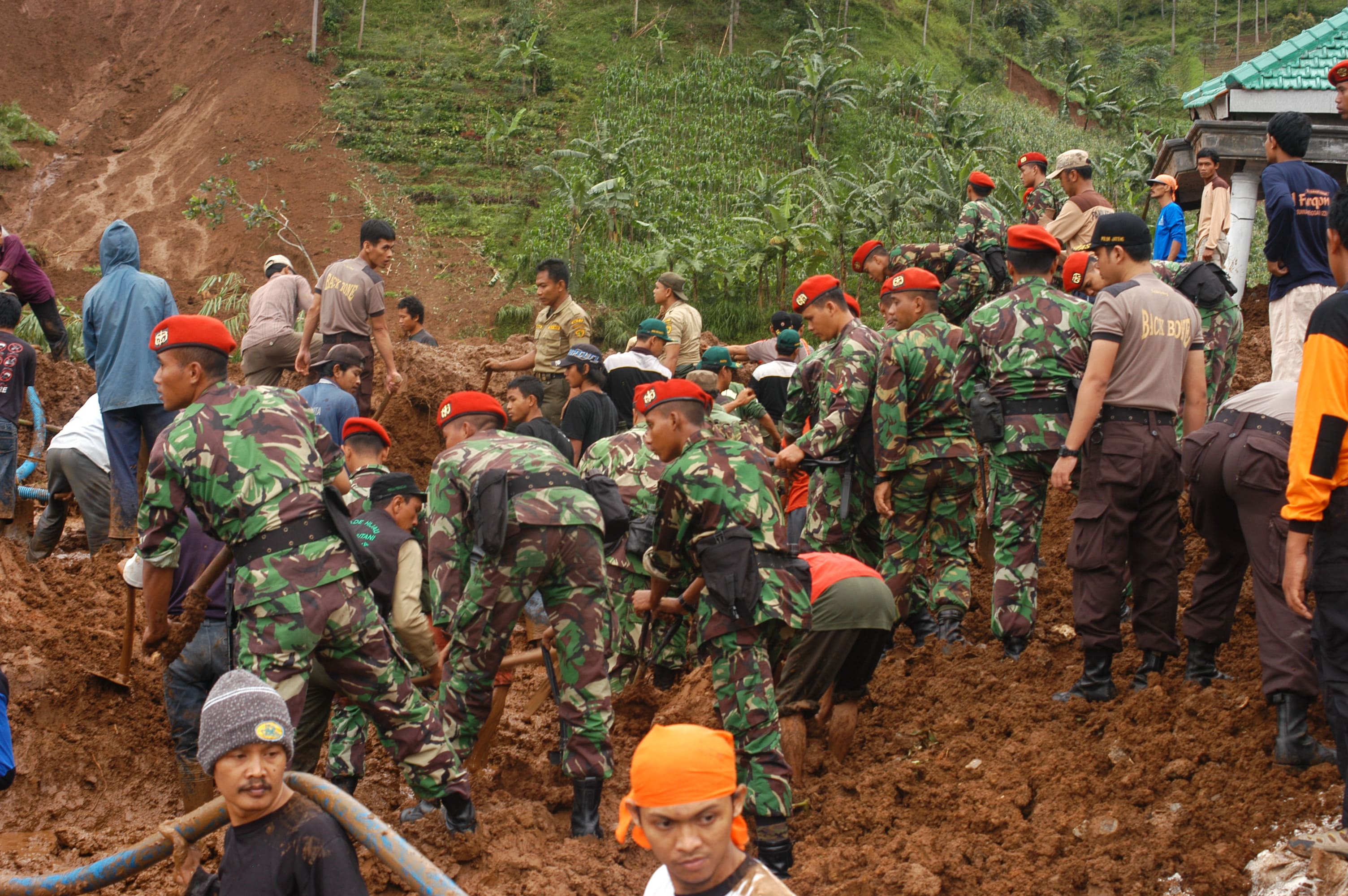 LEBIH DARI SEKEDAR PRAJURIT, KOPASSUS MENJADI GARDA TERDEPAN KEMANUSIAAN
