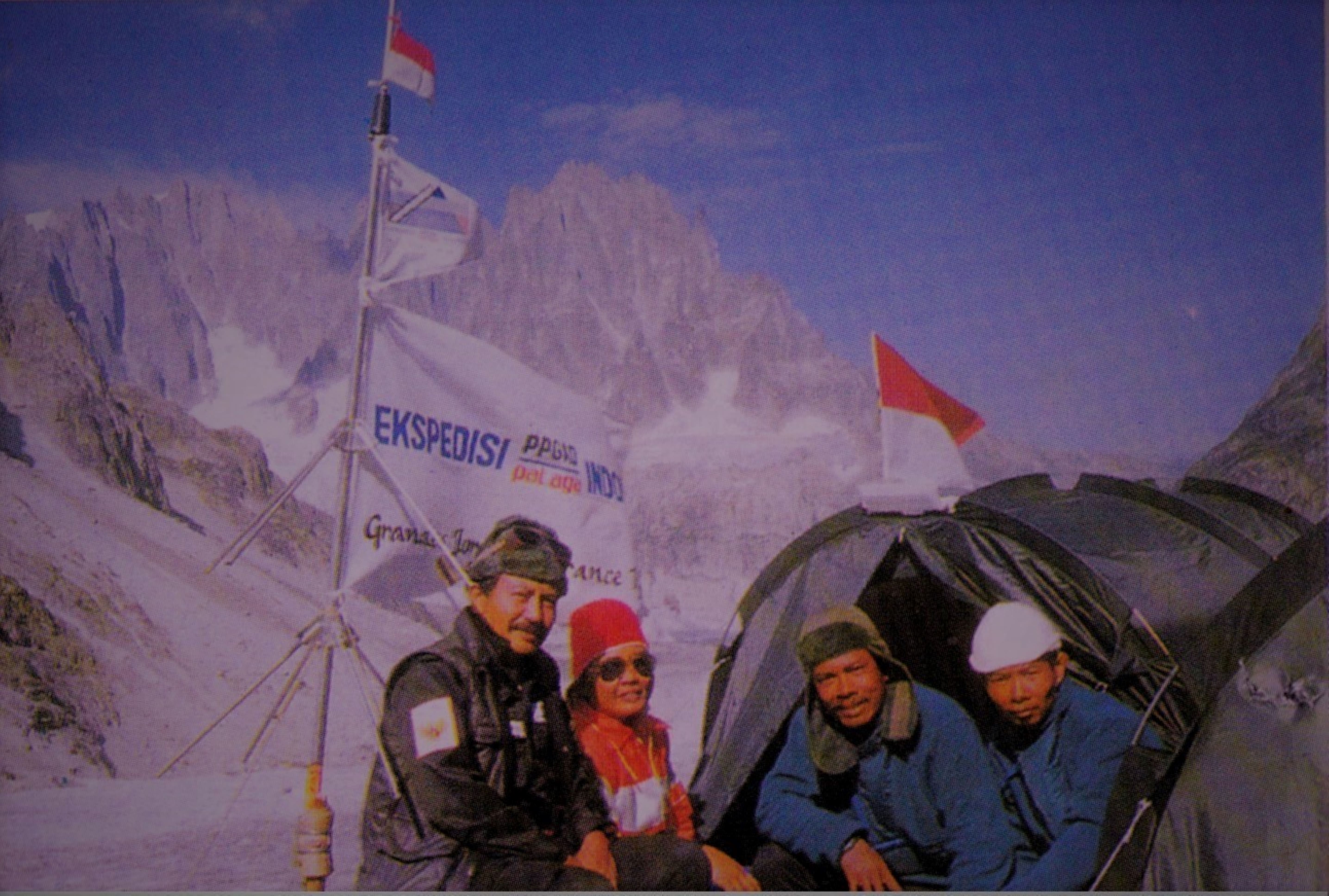 Ekspedisi PPGAD – Letkol Inf Mustopo & Myr Inf Ading Rupadi, puncak G. Grandes Yorrasses, Prancis, 17 Agustus 1990