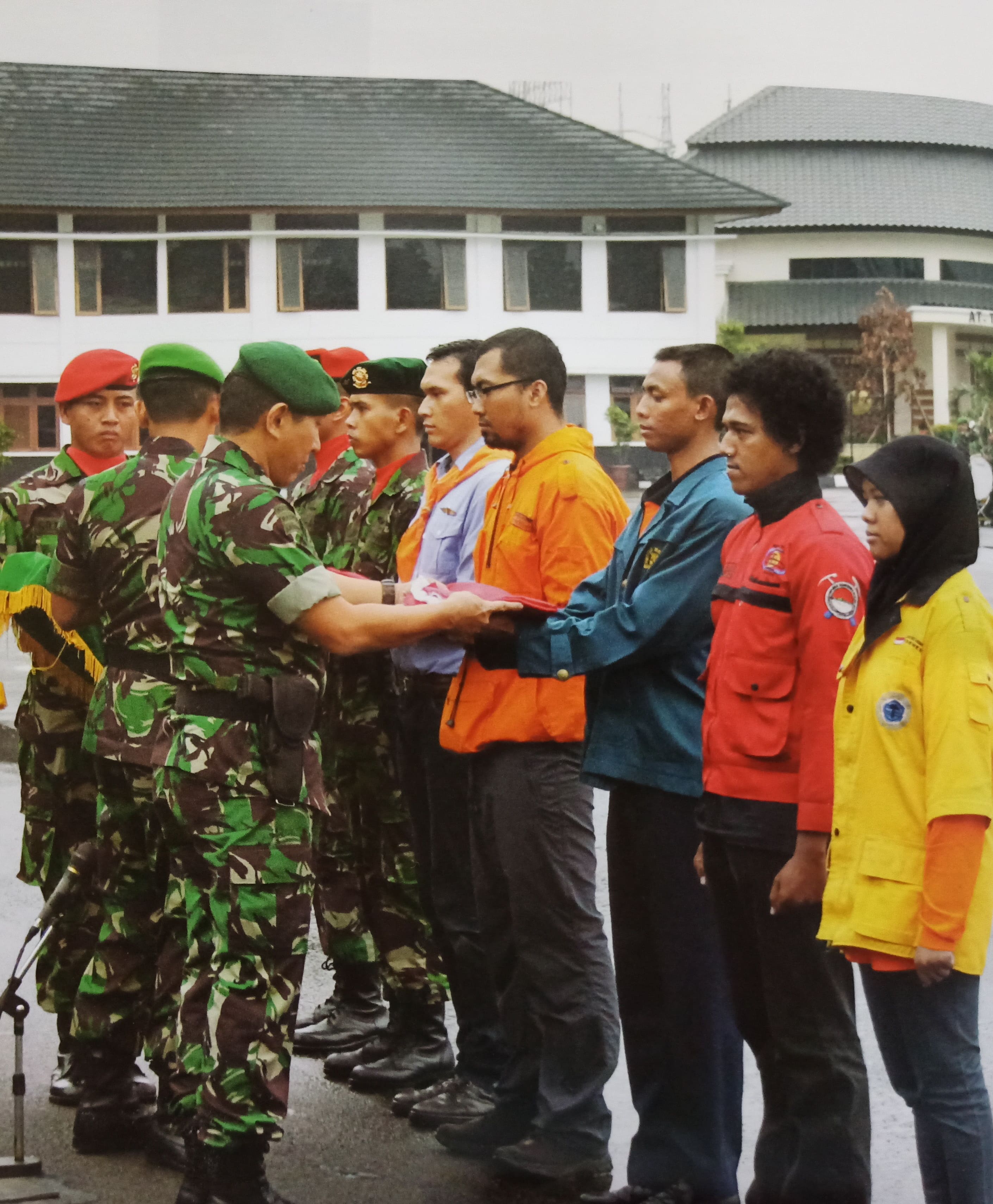 Ekspedisi Bukit Barisan, 2011 – Penyerahan bendera (Wakasad Letjen TNI Suryo P.)