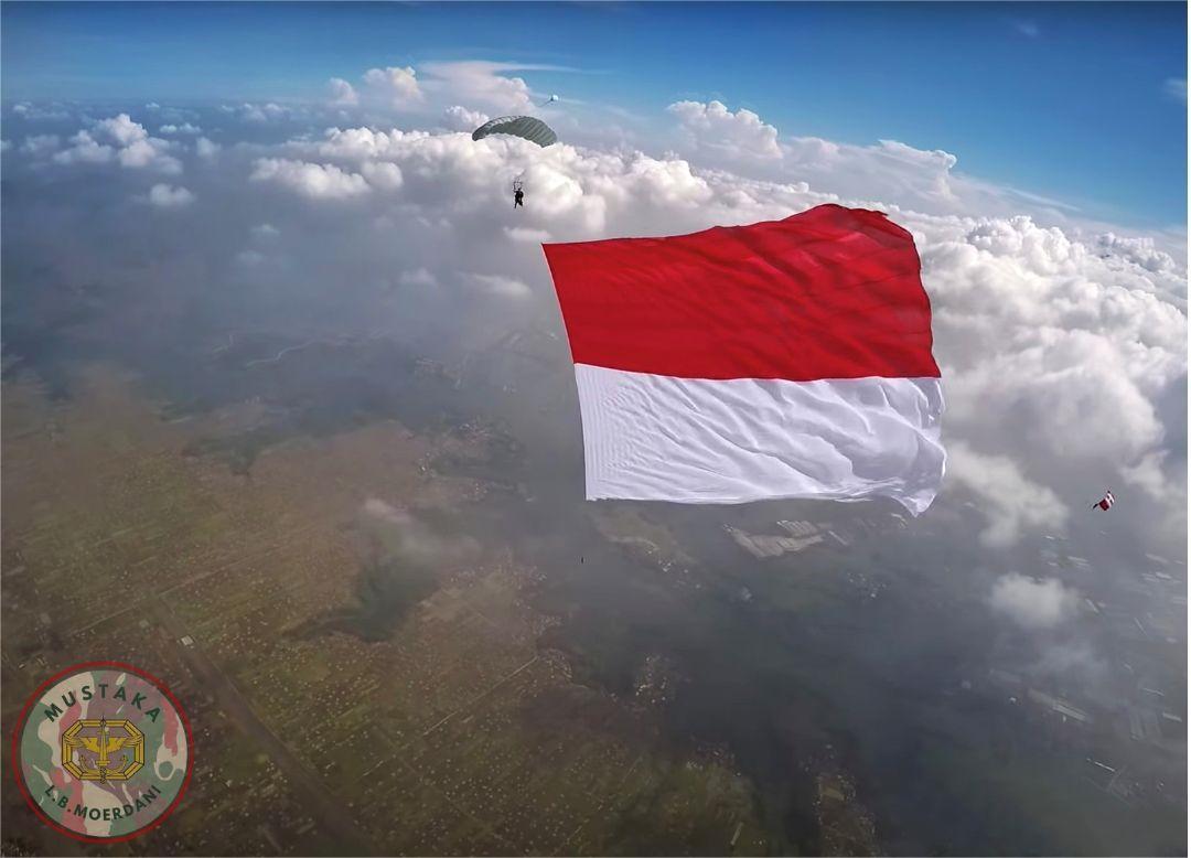 Terjun payung bendera 53×34 m – Sertu M. Yamin, 2020