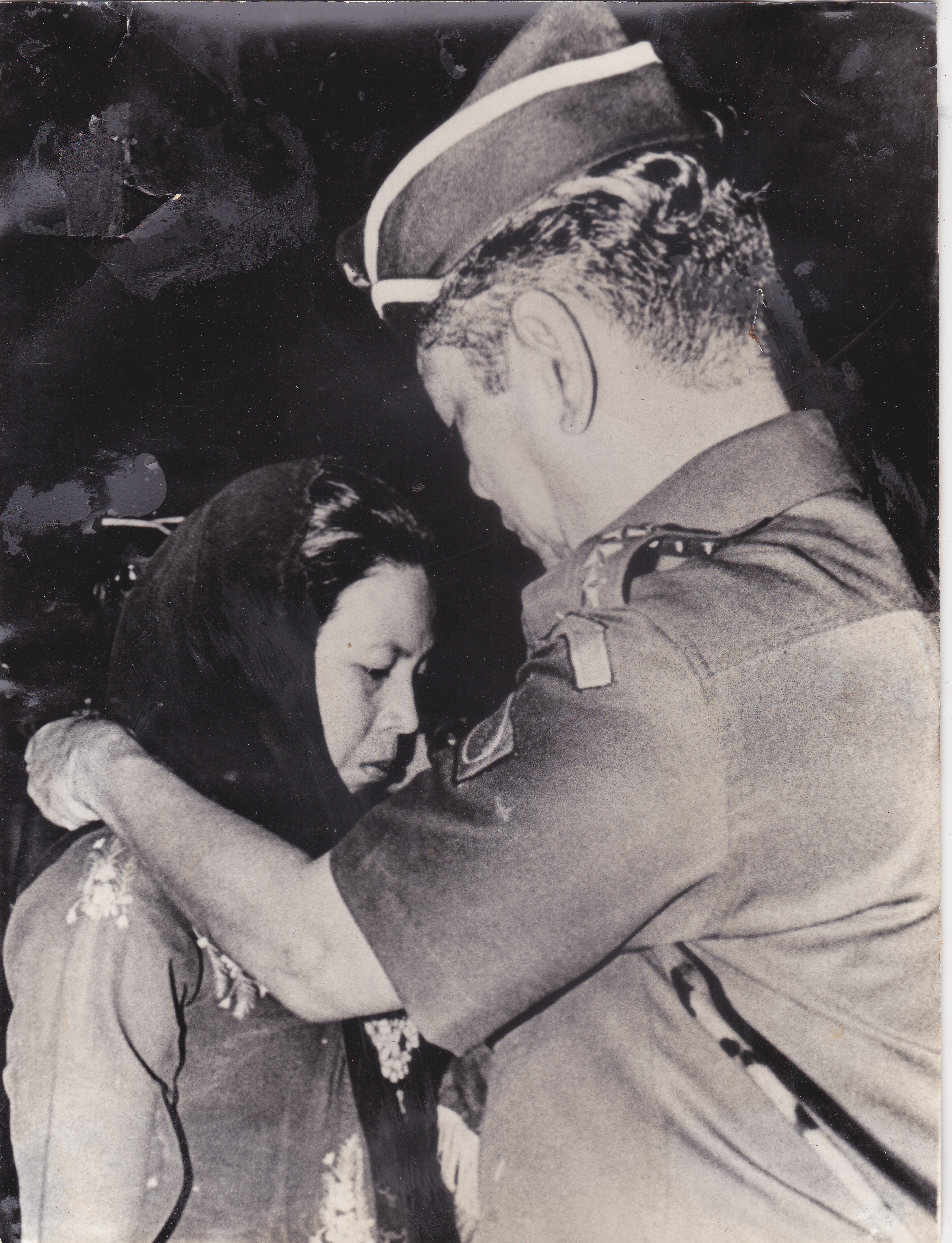 10. Ops Pembebasan Pesawat GIA Bintang Sakti Ltt Anm Ahmad Kirang diterima istri, 02 Apr 1981