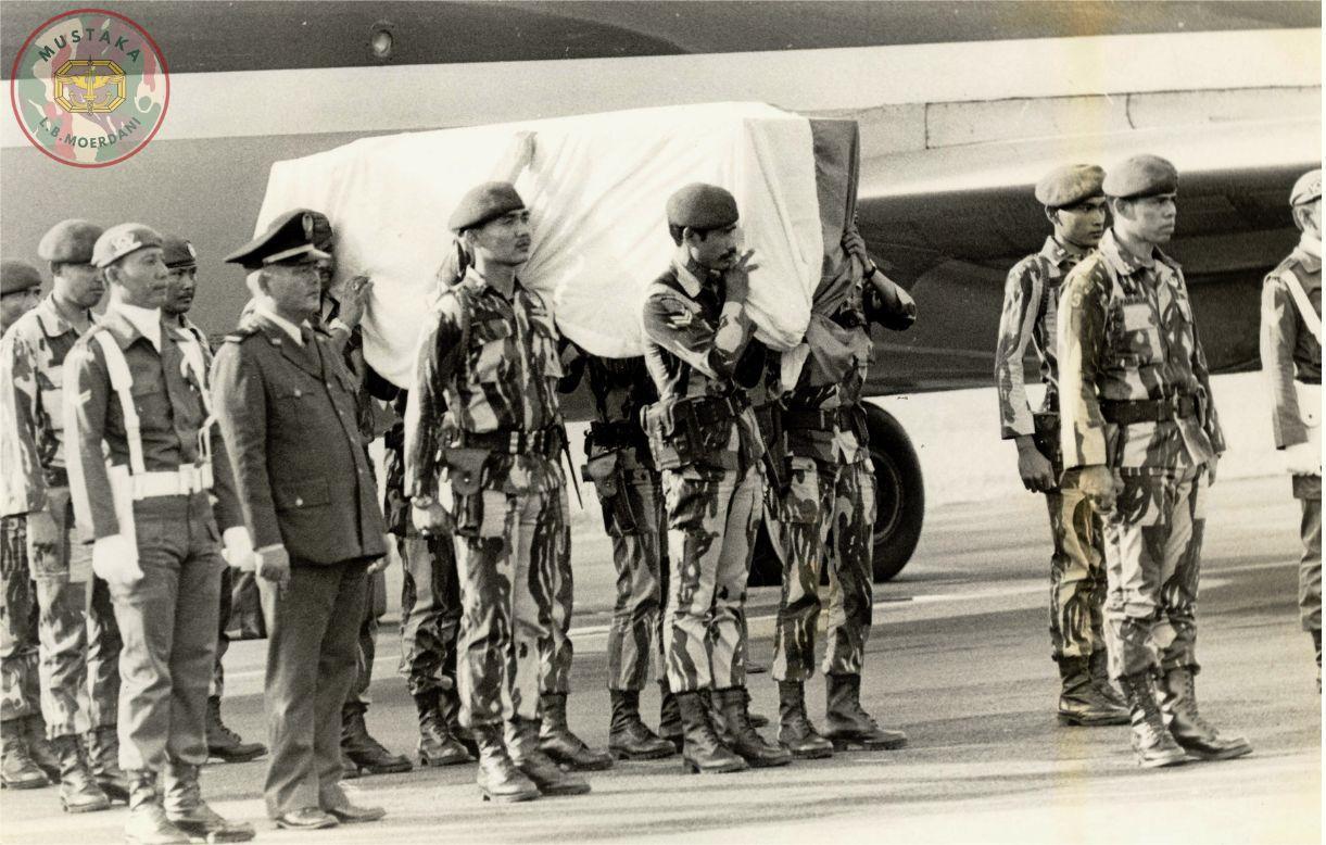 10. Ops. Pembebasan sandera pesawat GIA Woyla thn 1981. Kamis 02041981, Jenazah Capa Ahmad Kirang tiba di Bandara Halim