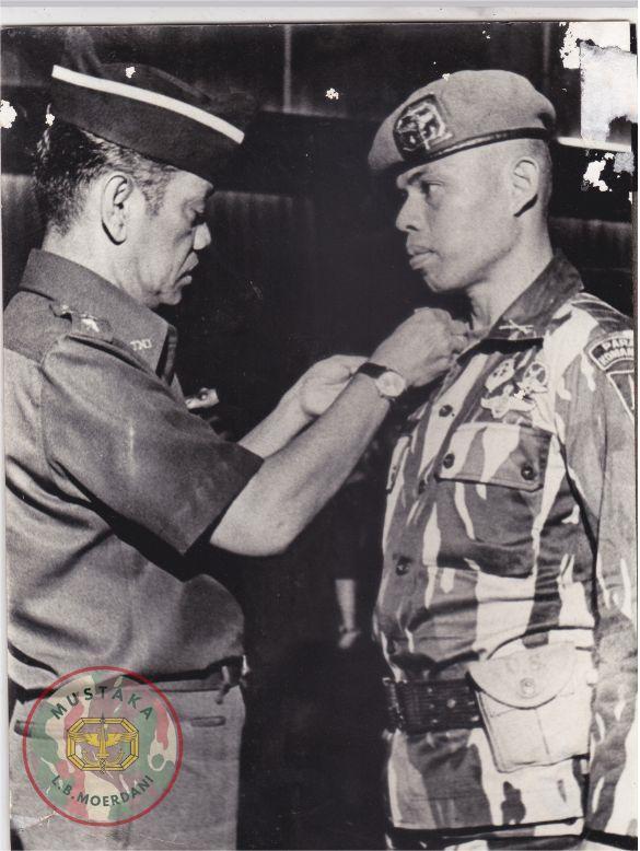 10. Ops. pembebasan sandera pesawat GIA Woyla thn. 1981, Penganugrahan Bintang Sakti kpd Kol Inf Sintong Panjaitan