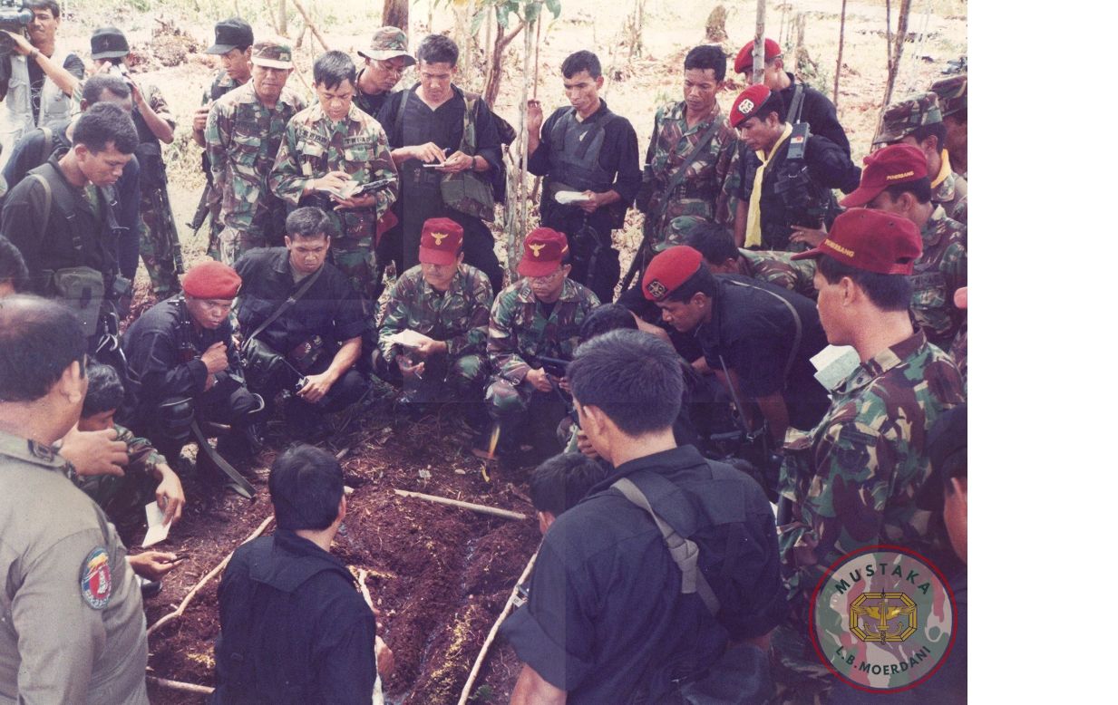 11. Ops. Mapnduma Irianjaya 1996. Dansatgas Cendrawasih Letkol Inf Chairawan berikan perintah operasi