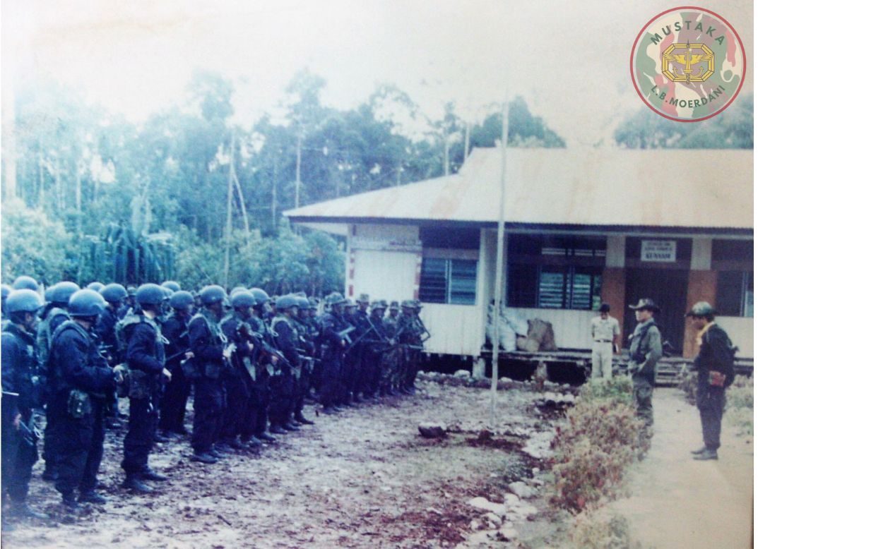 11. Ops. pembebasan sandera Mapenduma Irian Jaya thn. 1996. Dan Kopassus Brigjen TNI Prabowo dan pasukannya persiapan Ops. Mapnduma