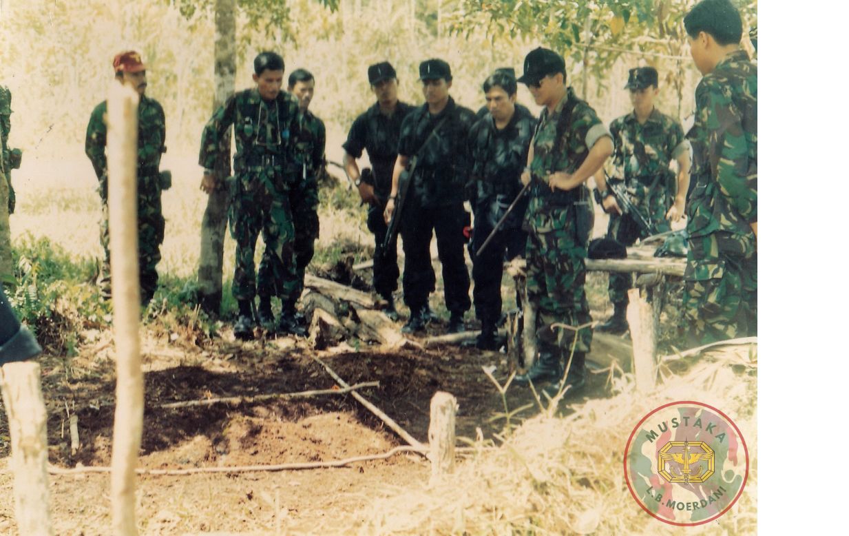 11.Ops. Pembebasan sandera Mapenduma Irianjaya thn 1996. ekspedisi Lourent thn. 1996.  PO olh Dansatgas Ops Mapenduma Brigjen TNI Prabowo S