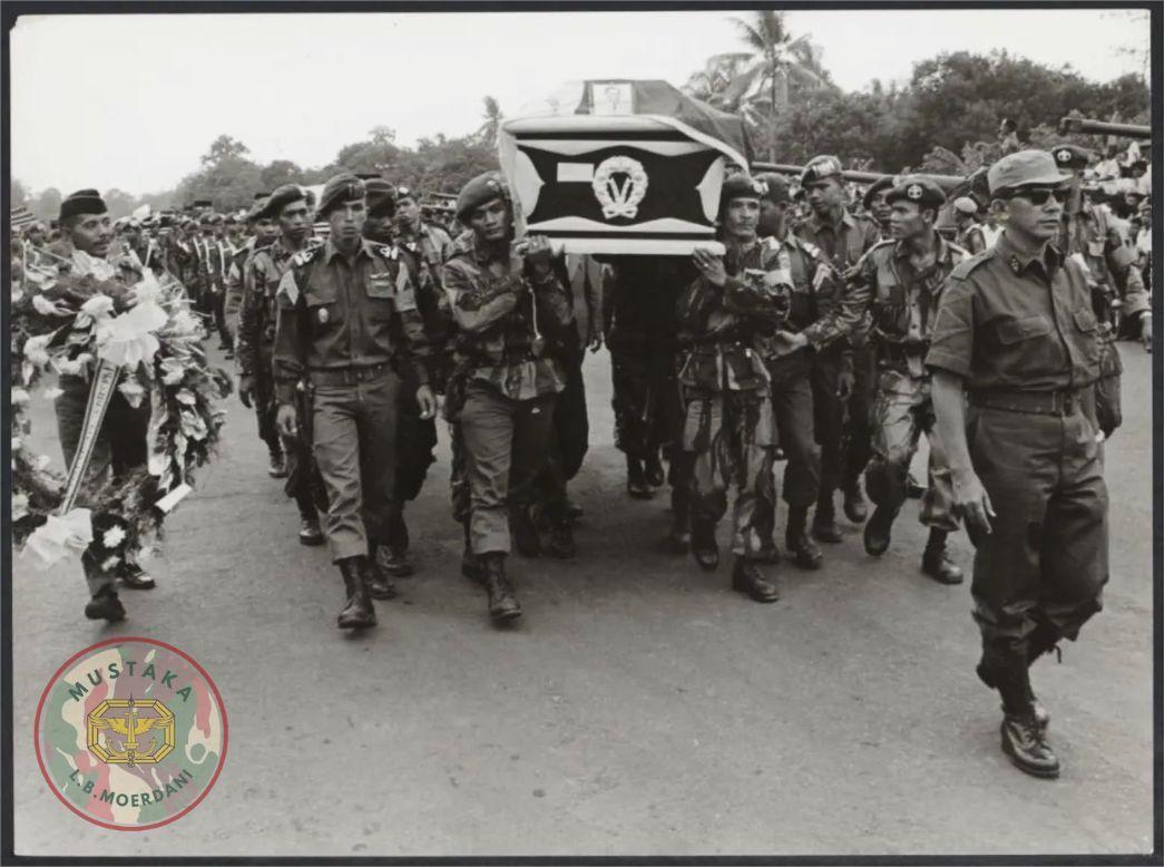 6. Ops. PKI thn. 1965 Pemakaman para jenderal korban dari keganasan G30SPKI 1965